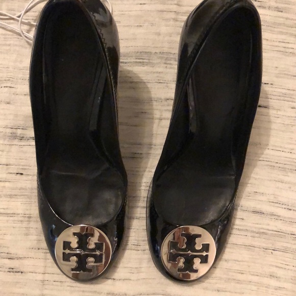 Tory Burch patent block heel pumps - Picture 2 of 6